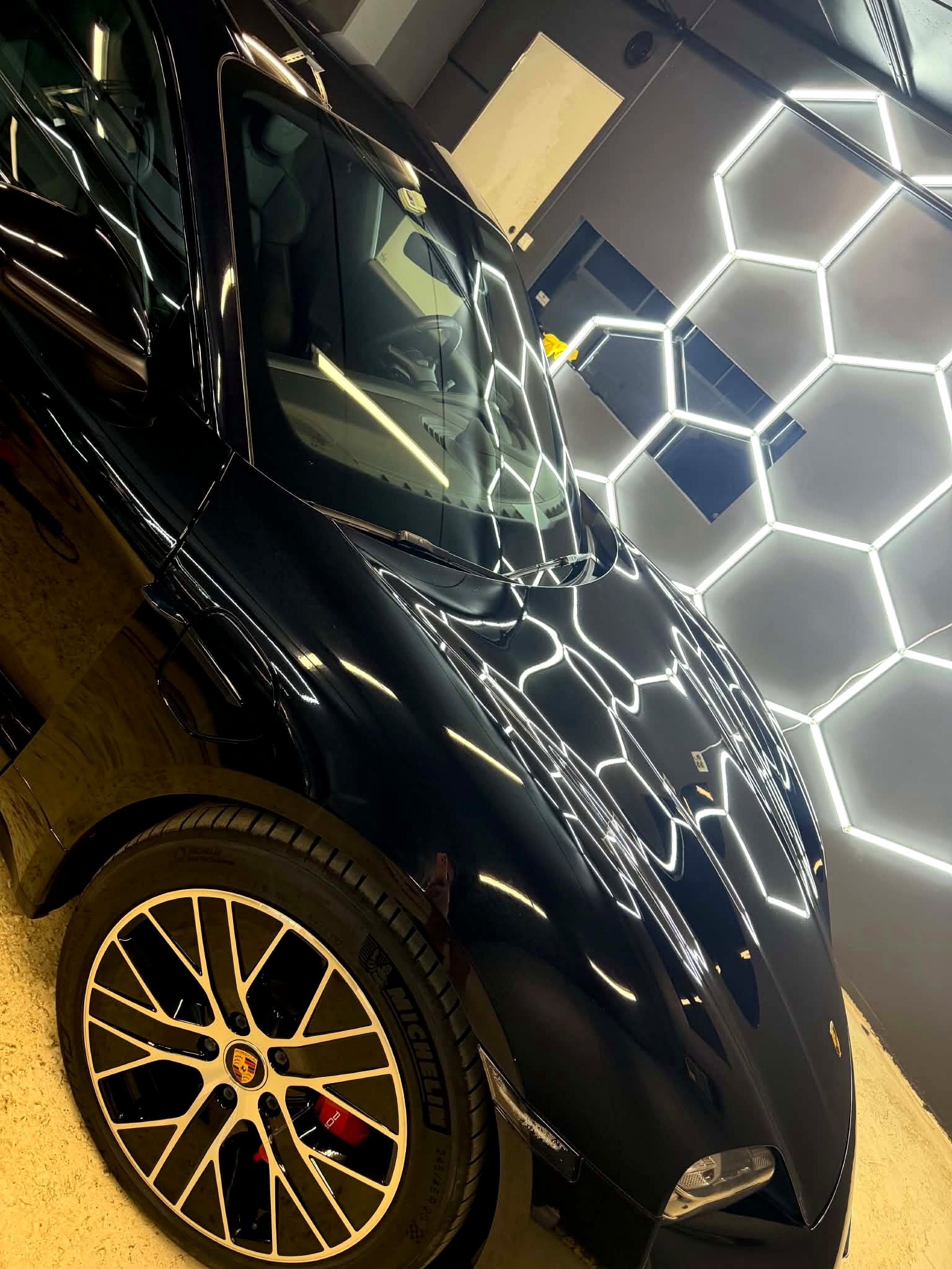 Sort Porsche med polert lakk og rene felger hos Lade Arena Bilvask i Trondheim