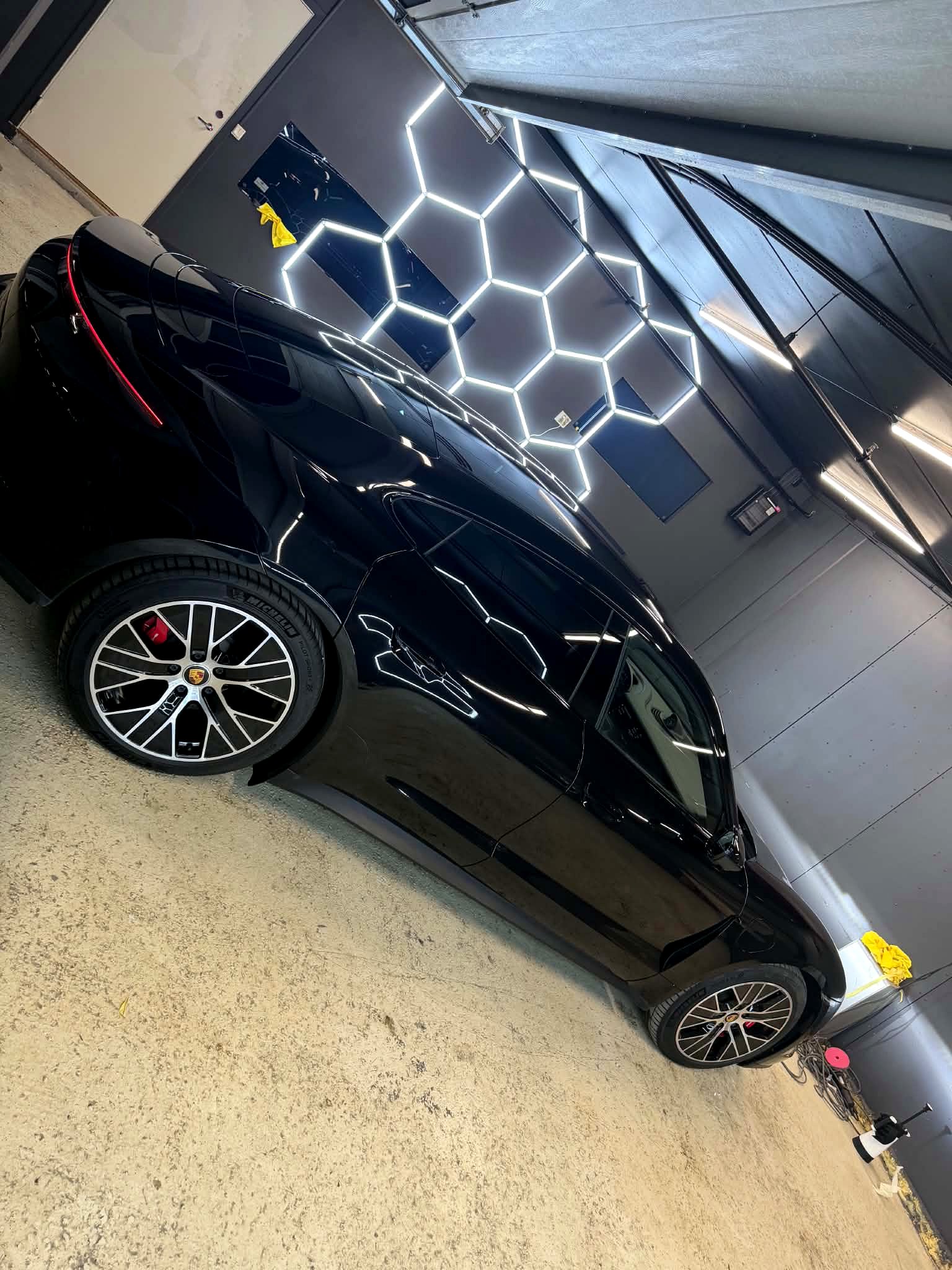 Sort Porsche klargjort og polert i bilpleiestudio på Lade Arena i Trondheim