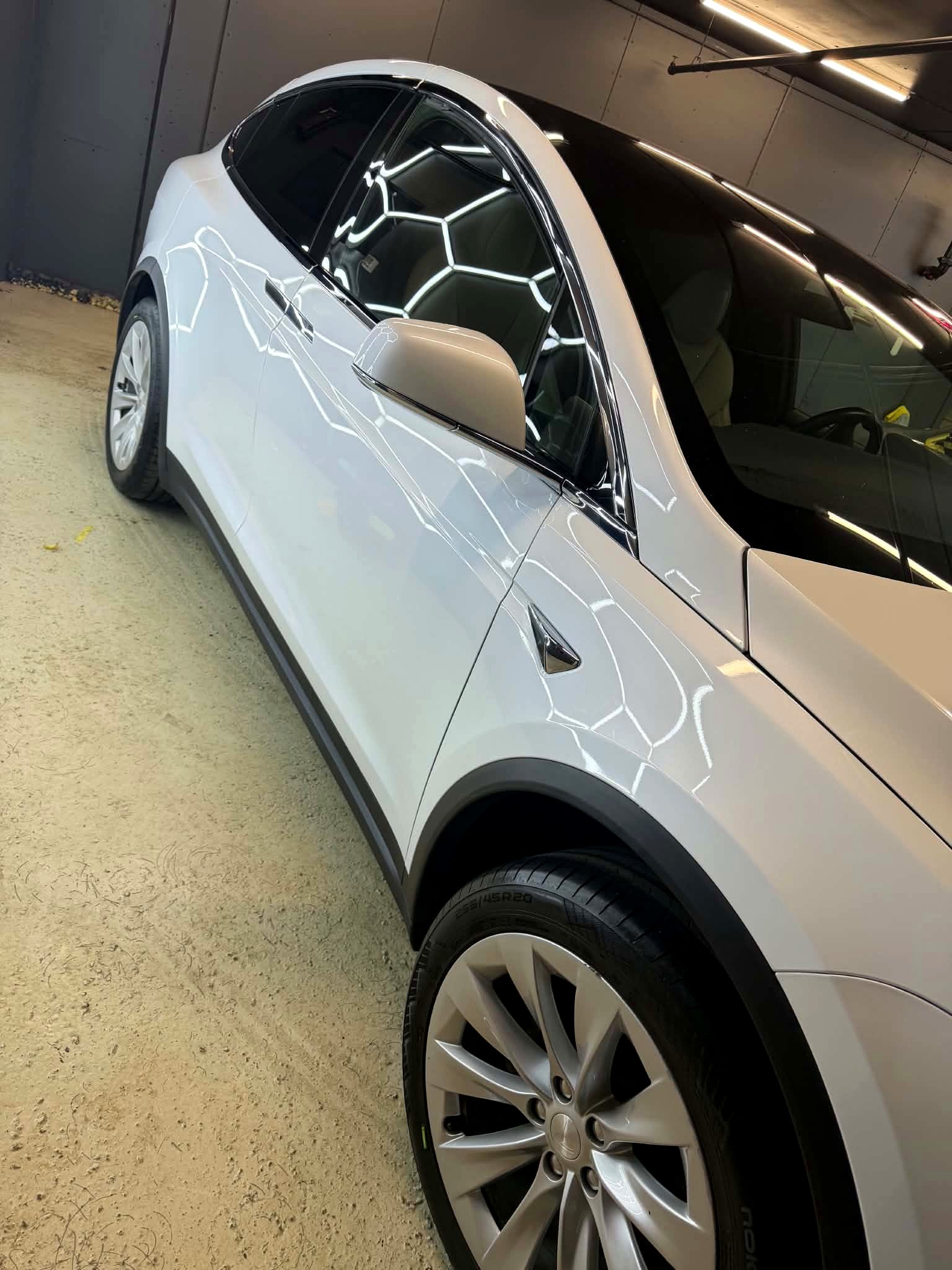 Hvit Tesla Model X med blank lakk etter bilpleie hos Lade Arena Bilvask i Trondheim